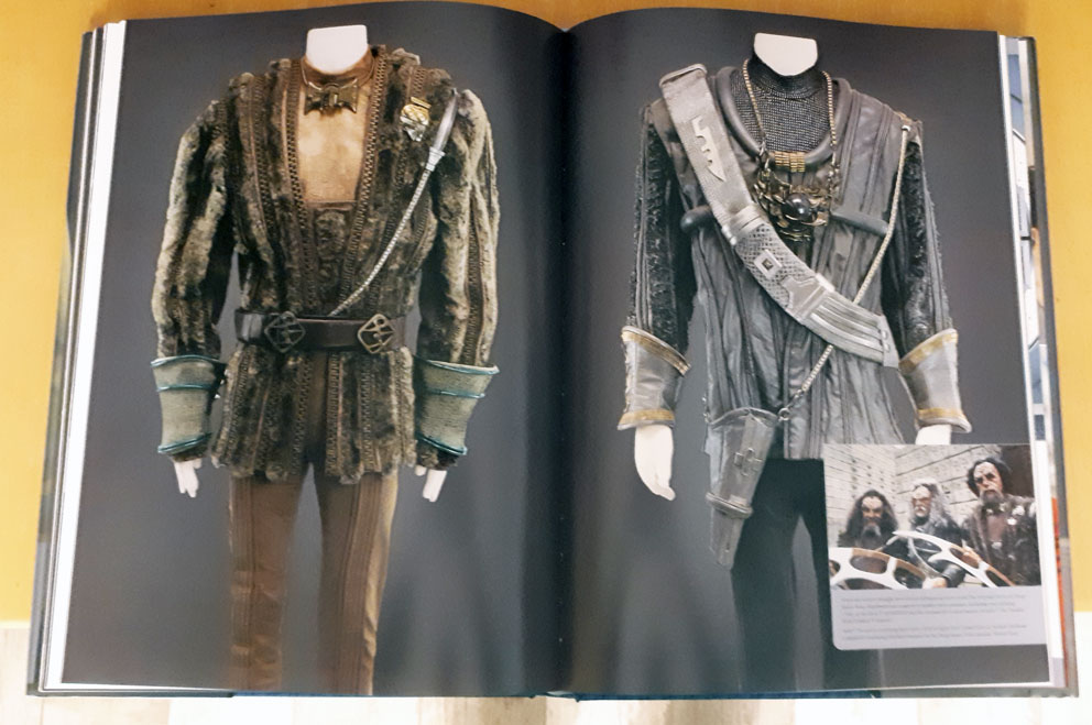 [Bild: StarTrek-Costumes-Seiten2.jpg]